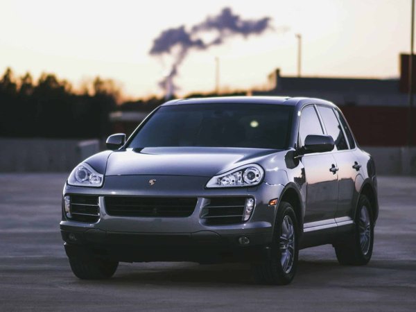 Comment le système de navigation dans le Porsche Cayenne facilite-t-il les voyages longue distance ?
